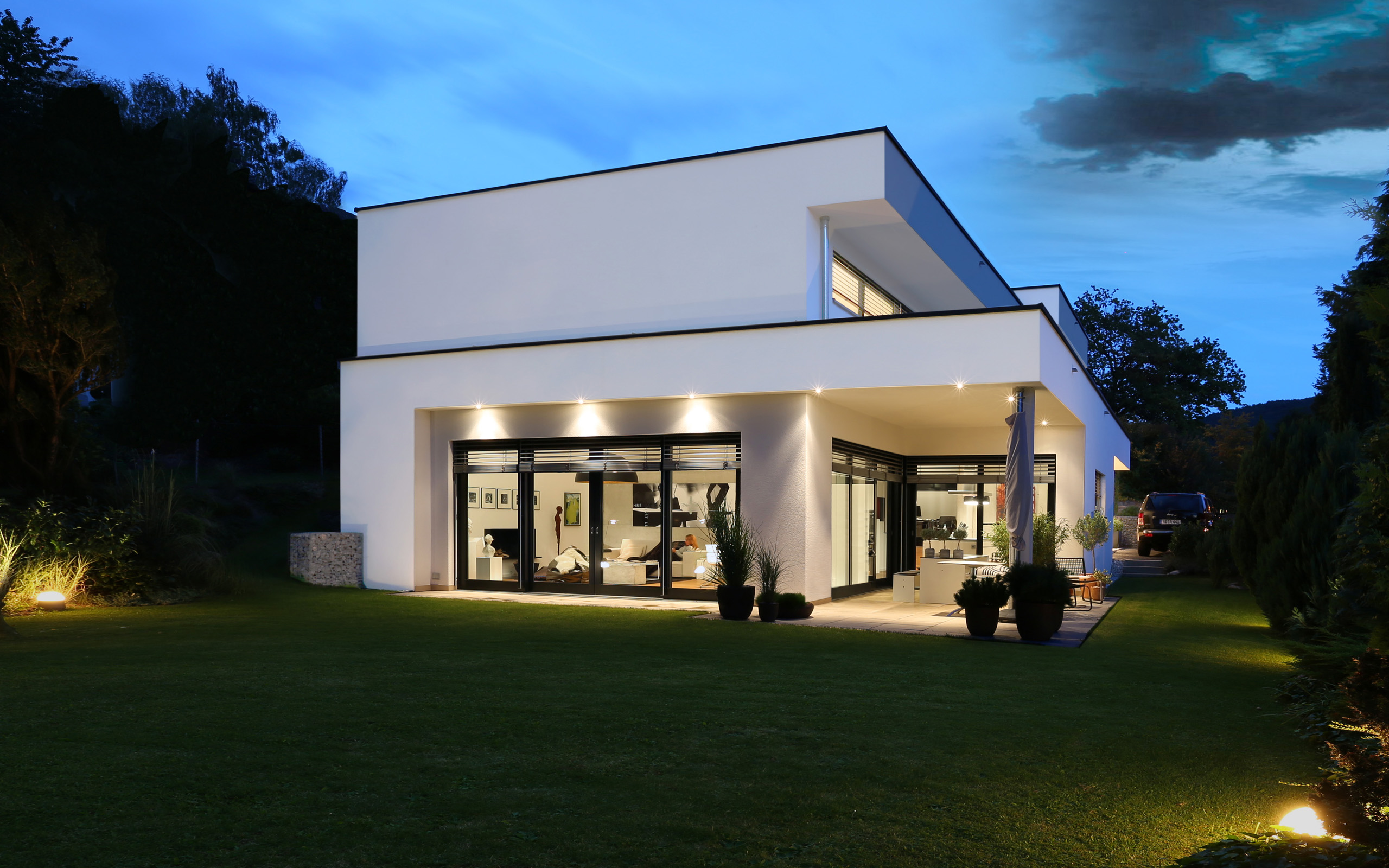 Leben mit Kunst – beleuchtete Gartenfassade zur blauen Stunde