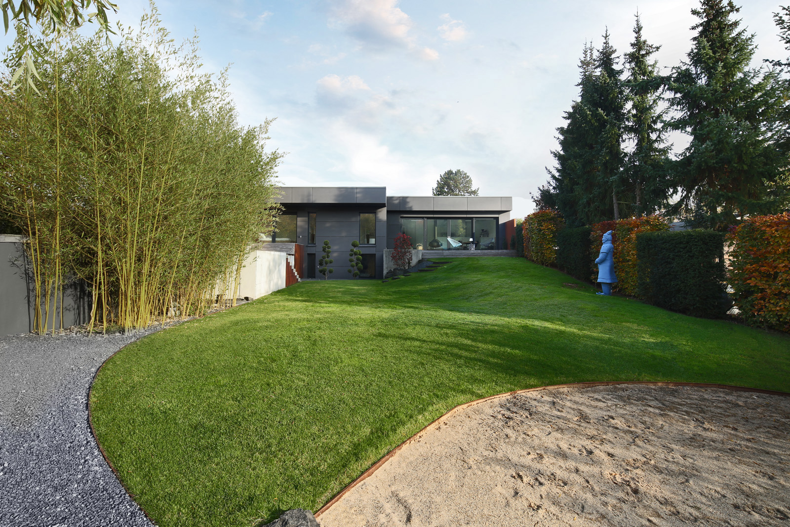 Haus am See – Garten mit Bambus und geschwungener Rasenfläche