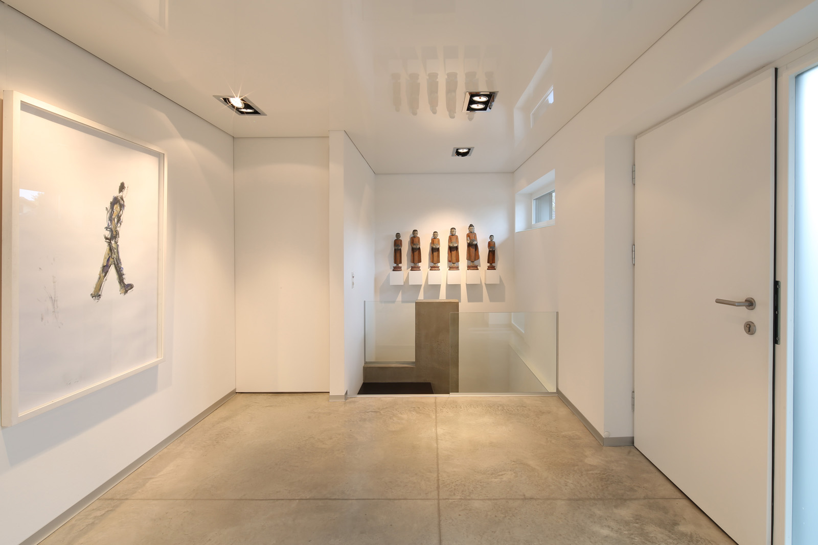 Haus am See – Galerie-Diele mit Kunst und geschliffenem Estrichboden