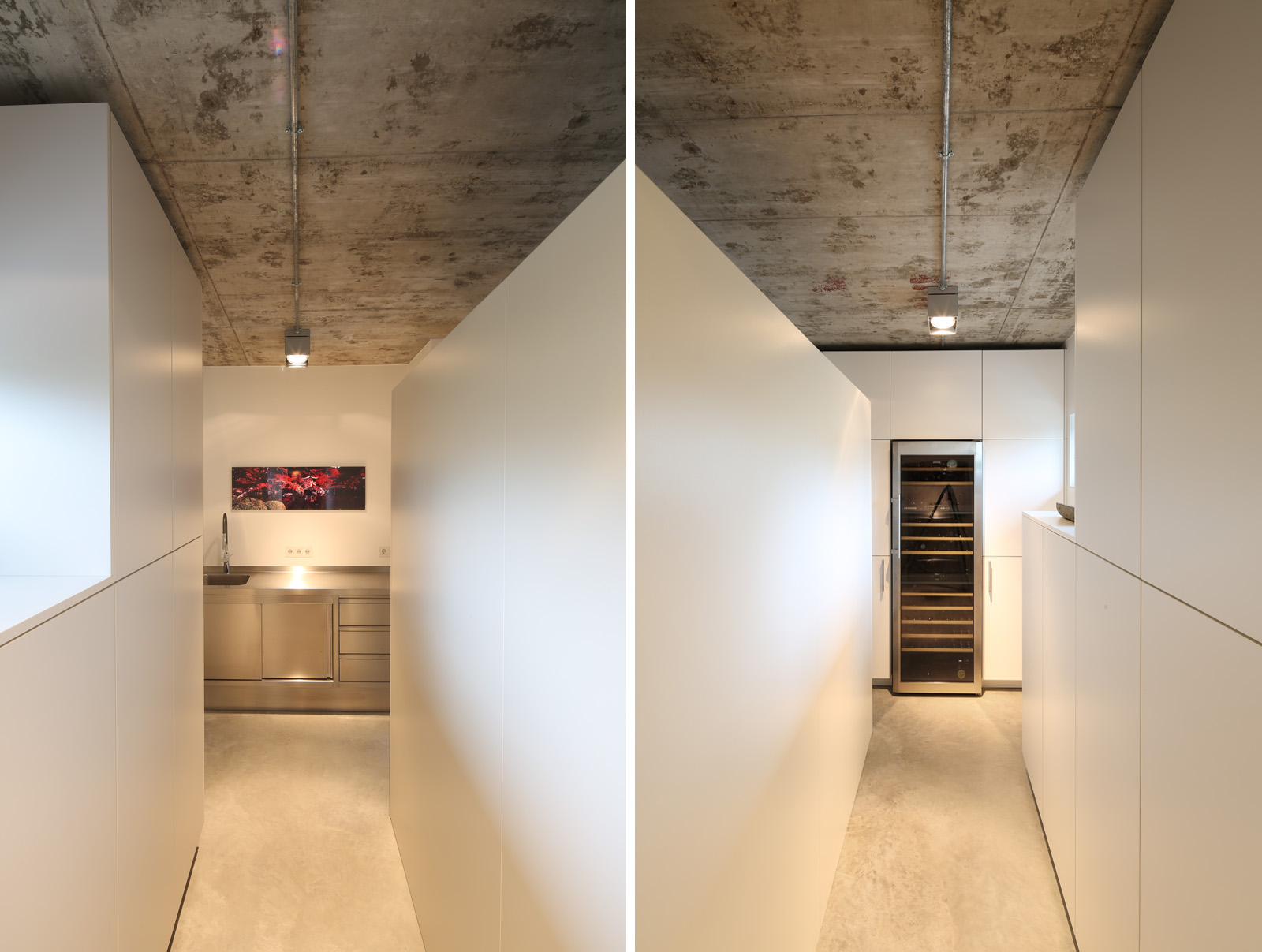 Haus am See – schmale weiße Küchenzeile unter Sichtbetondecke