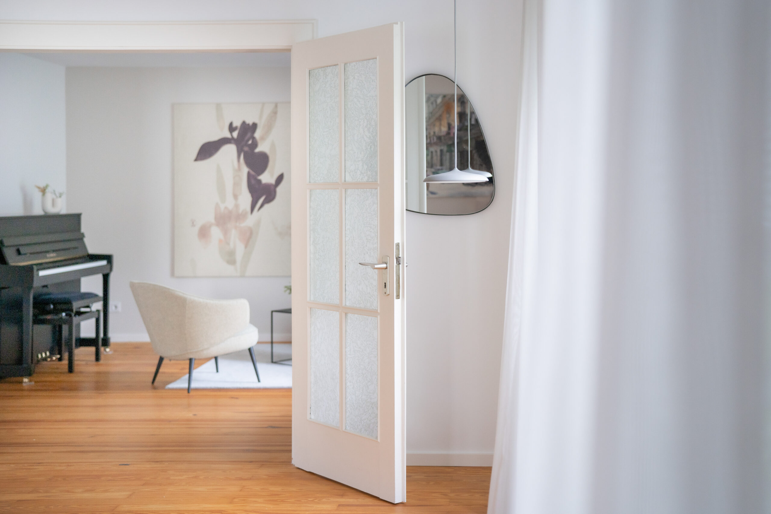 Haus BB – Blick durch die Sprossen-Flügeltür zum Musikzimmer mit Klavier