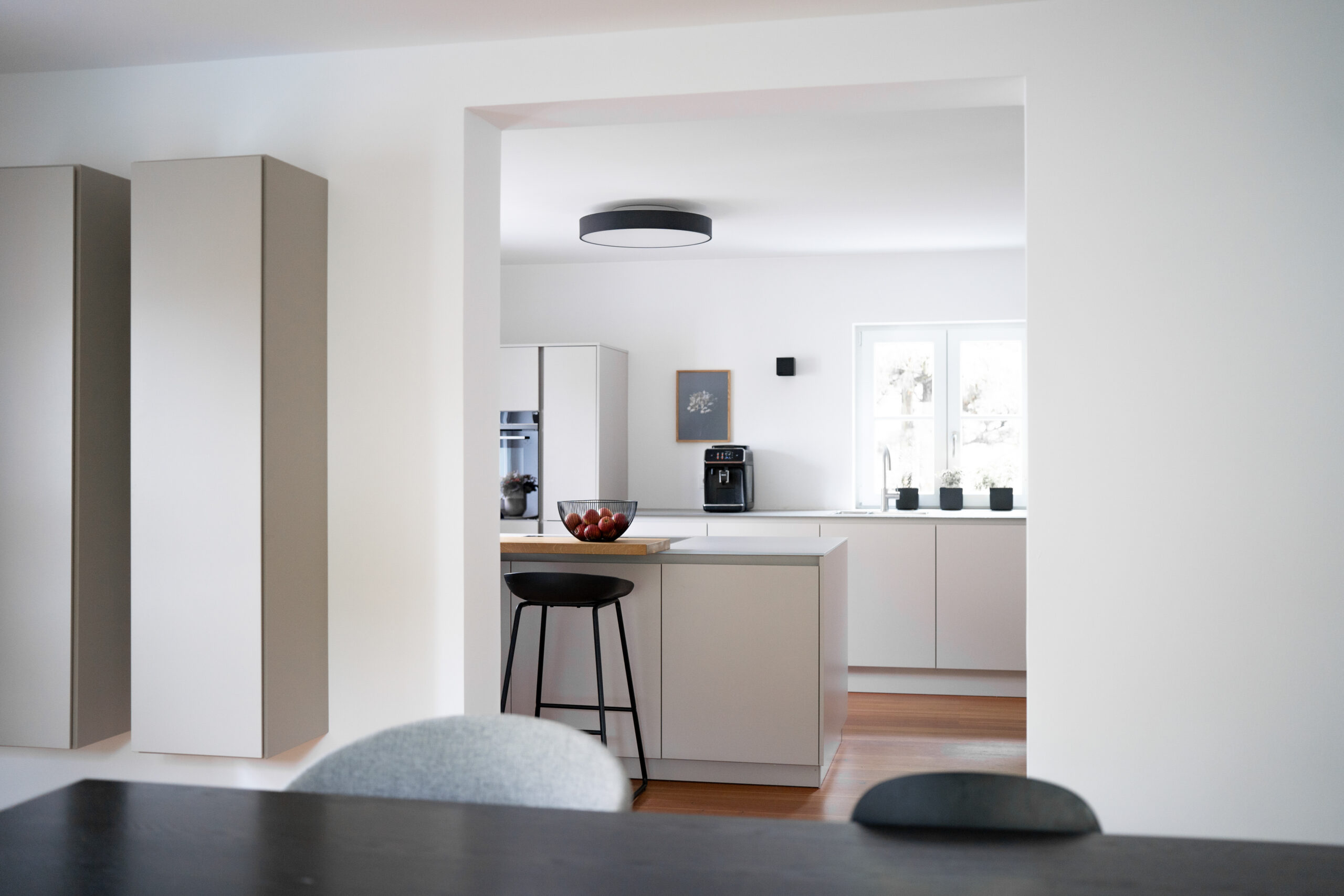 Haus BB – moderne Einbauküche mit heller Kochinsel im Altbau