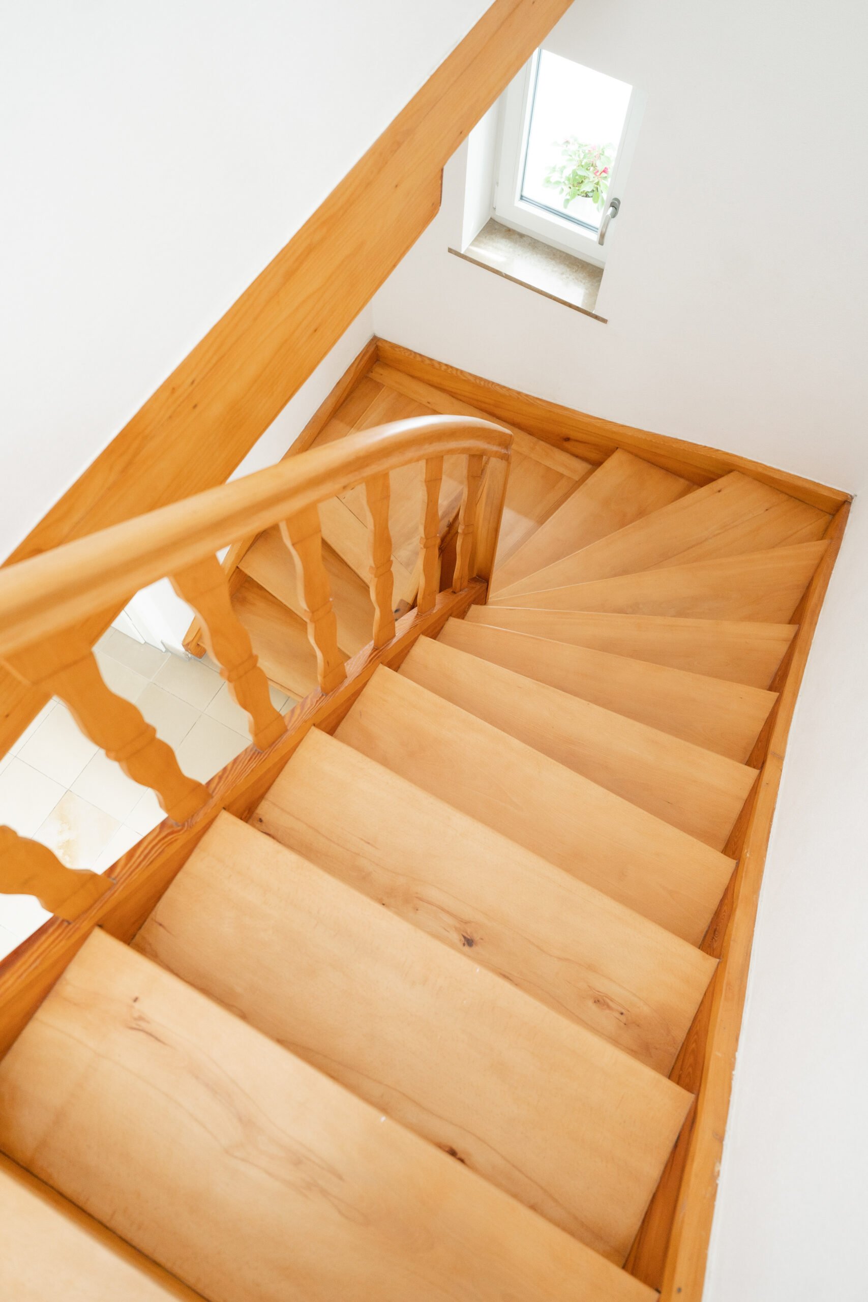 Haus BB – restaurierte gewendelte Holztreppe mit gedrechseltem Geländer