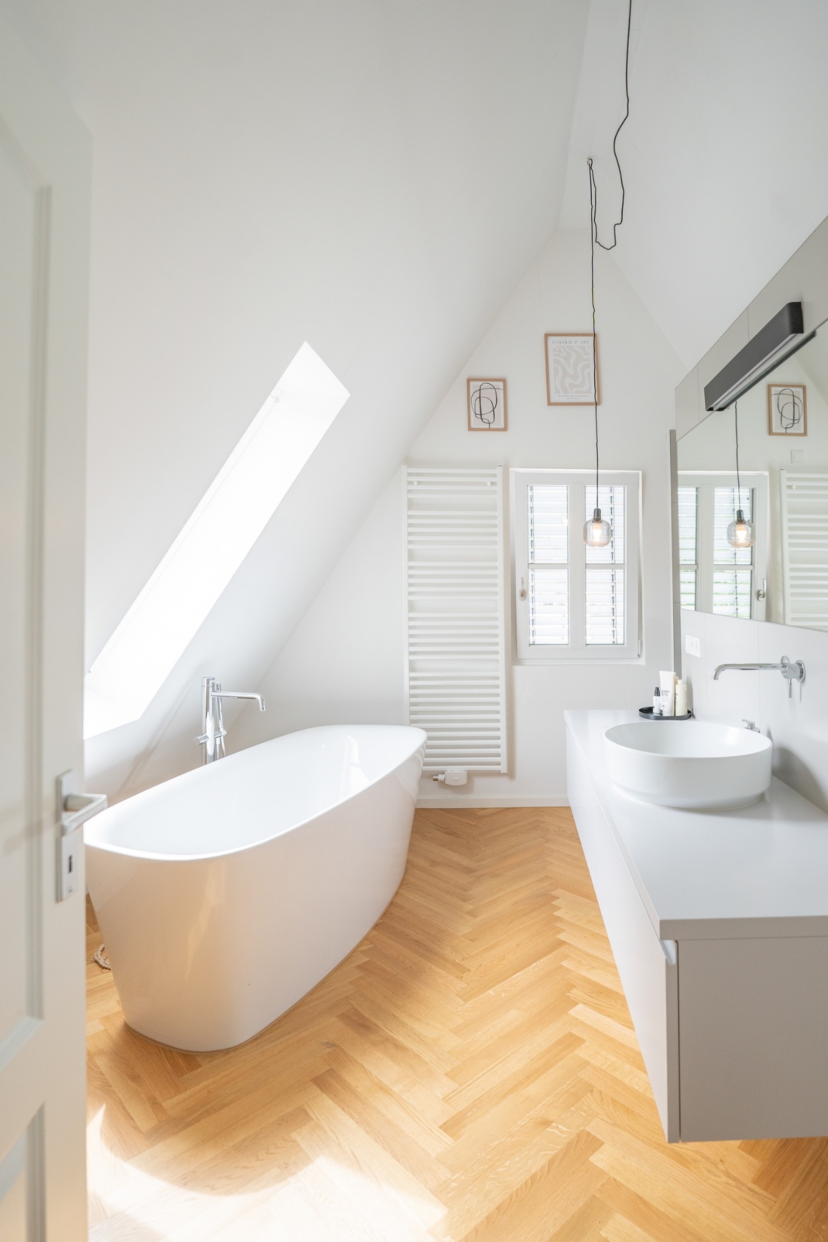 Haus BB – Bad mit freistehender Wanne unter der Dachschräge und Fischgrätparkett