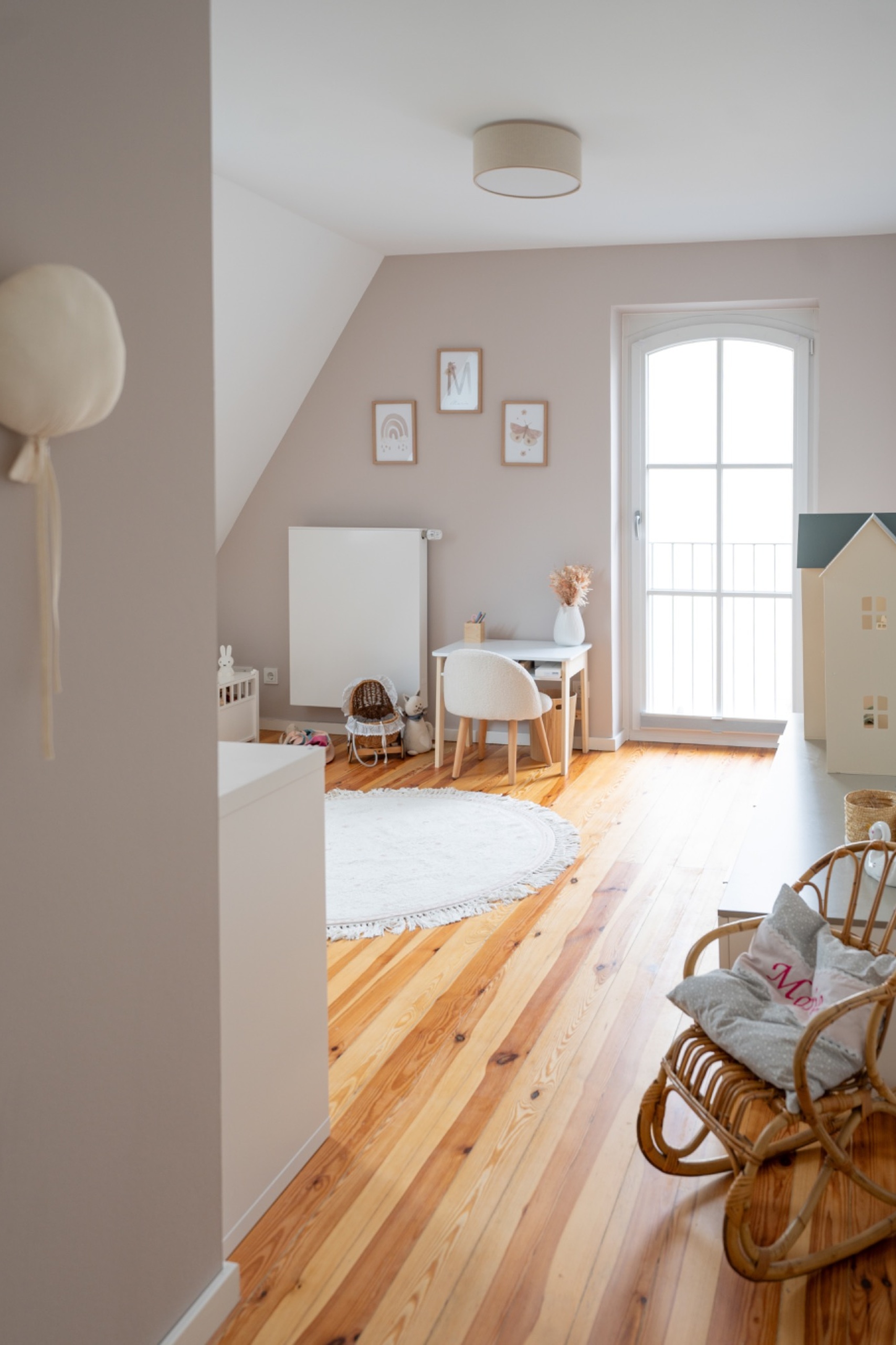 Haus BB – Kinderzimmer mit Dachschräge und Balkontür