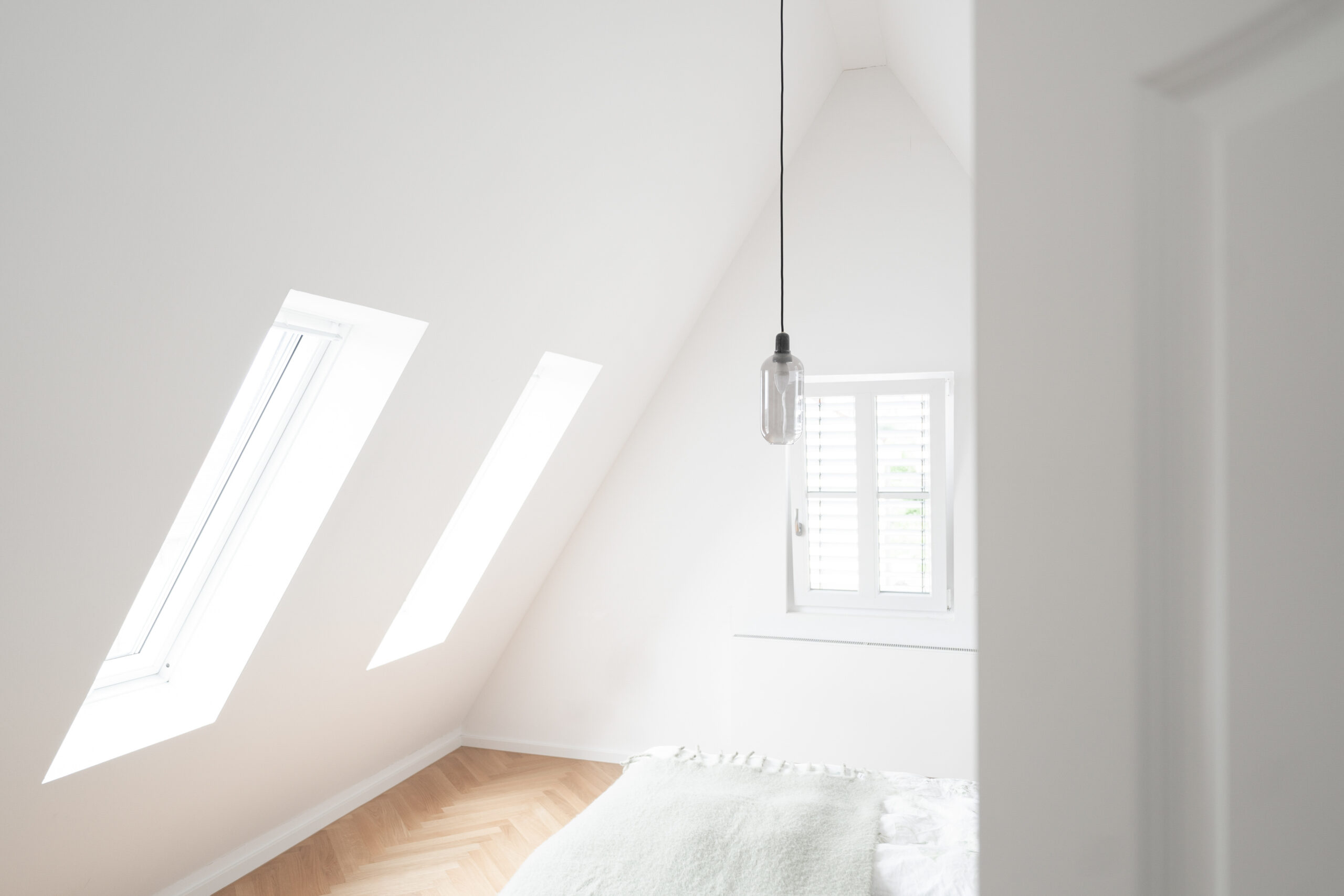 Haus BB – Schlafzimmer unter der Dachschräge mit Dachfenster