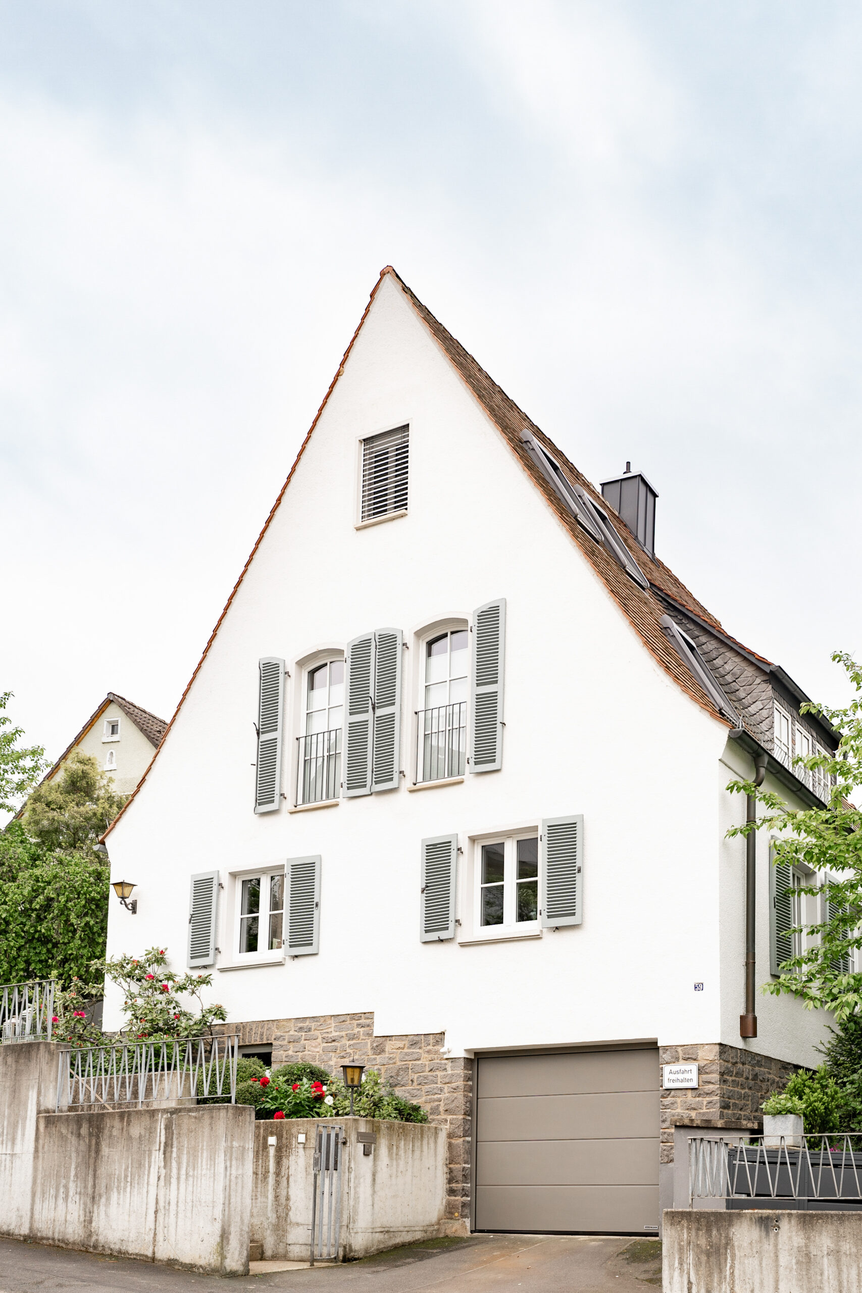 Haus BB – saniertes Altbauhaus mit steilem Satteldach und grünen Fensterläden