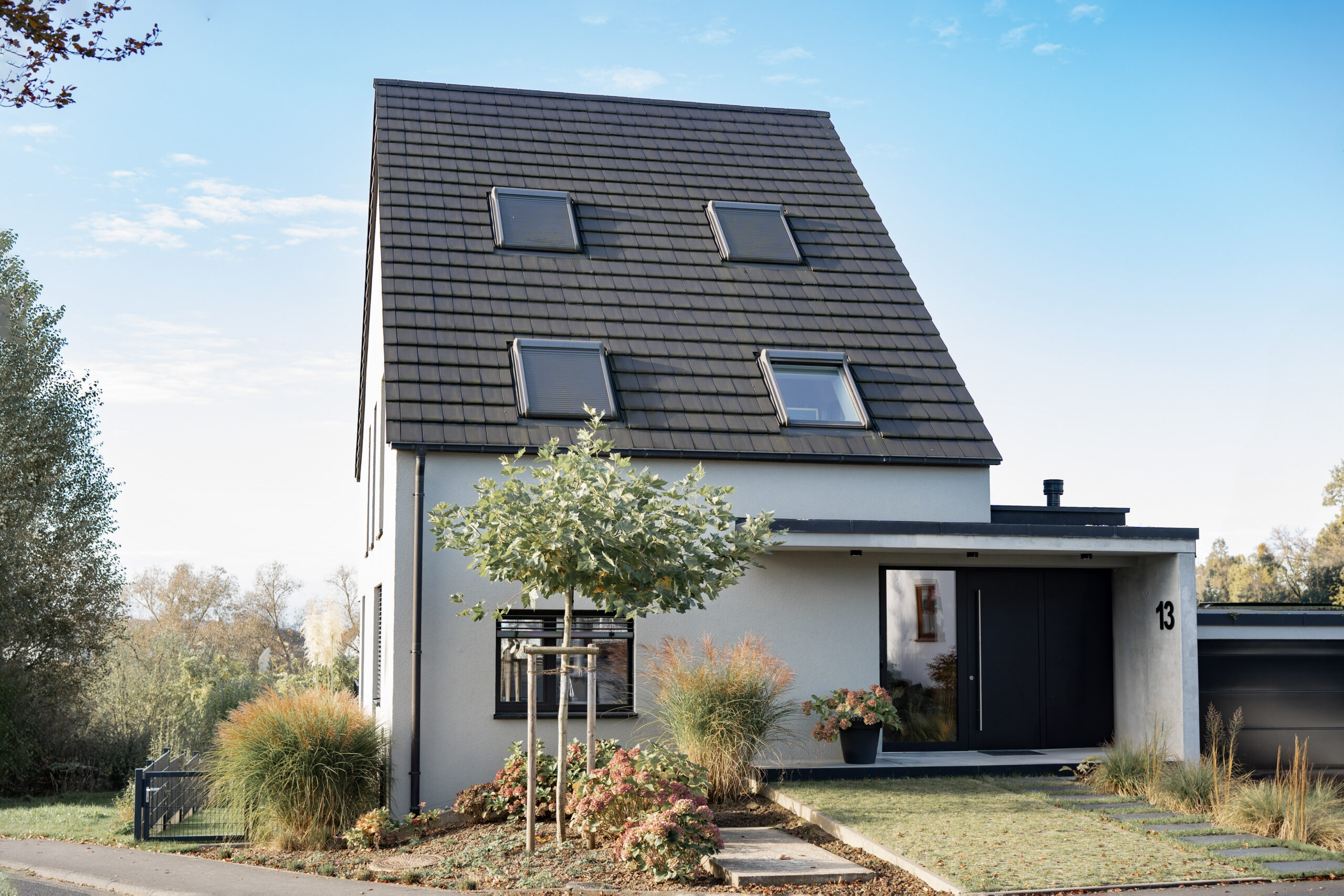 Haus LGW – Gartenansicht des Satteldachhauses mit Wiese