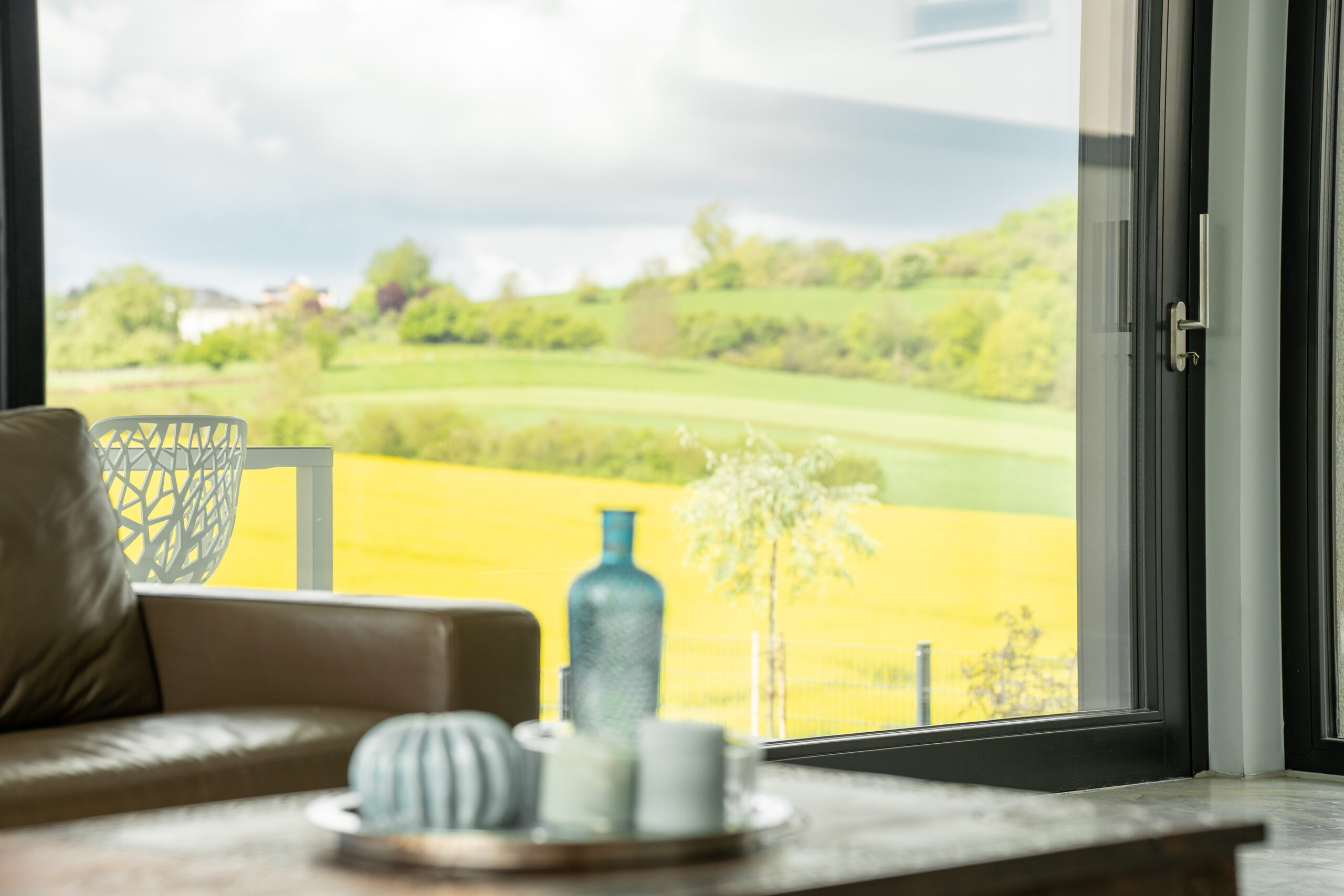 Haus LGW – Fensterblick auf das Rapsfeld vor dem Haus