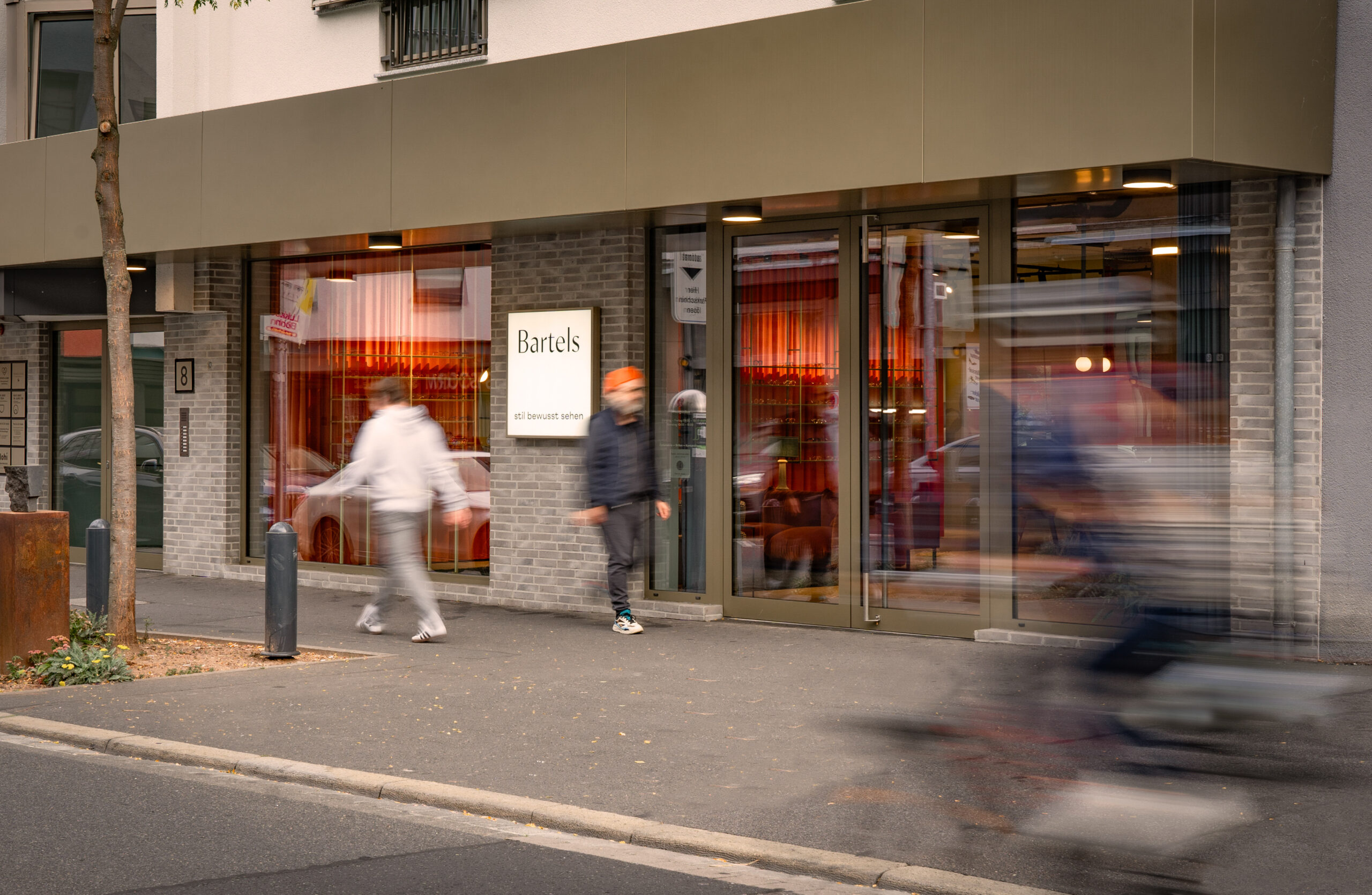 Geschäftshaus GH & BO – Eingangsbereich mit Passanten in der Fußgängerzone
