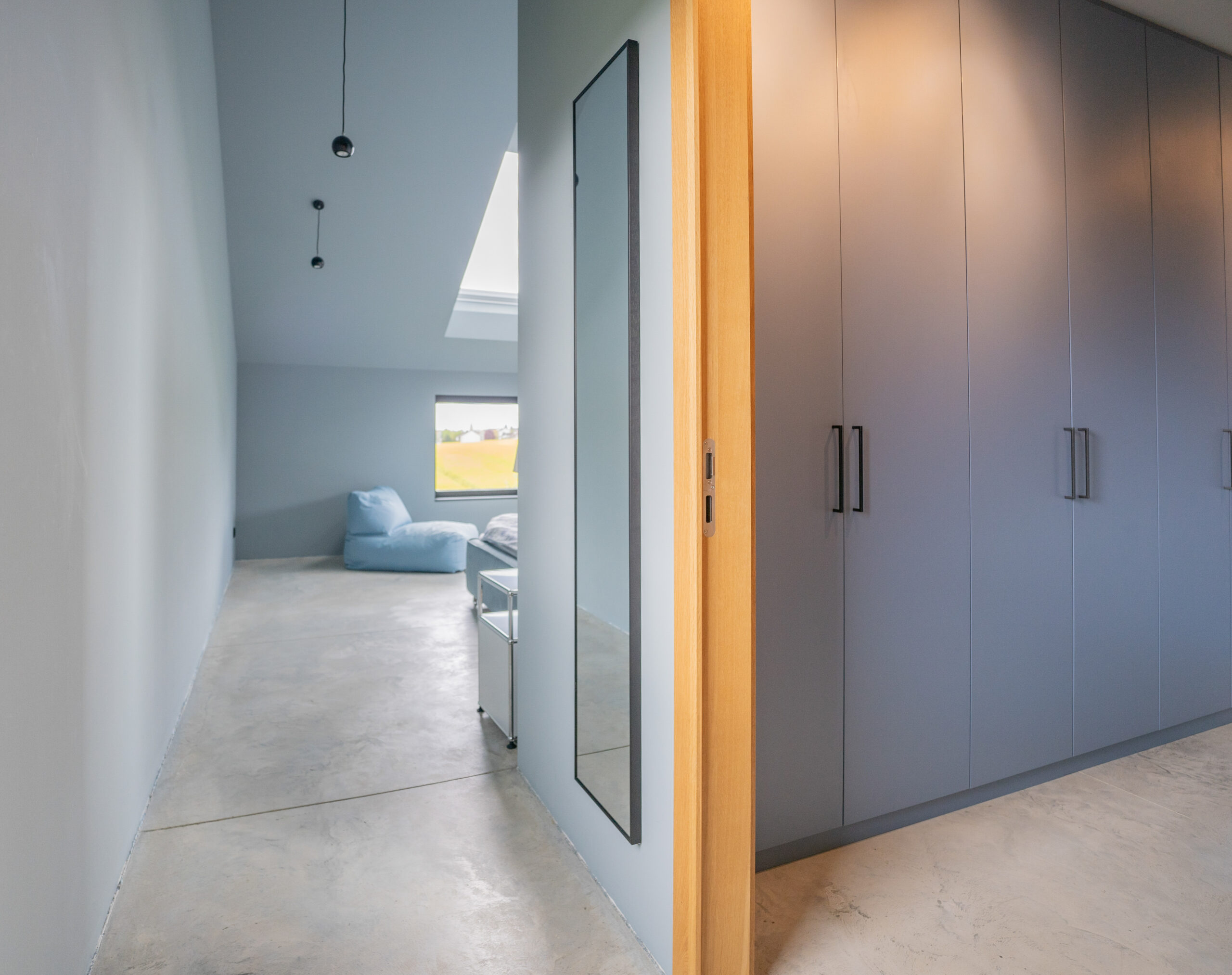 Haus LGW – Ankleide mit grauen Einbauschränken