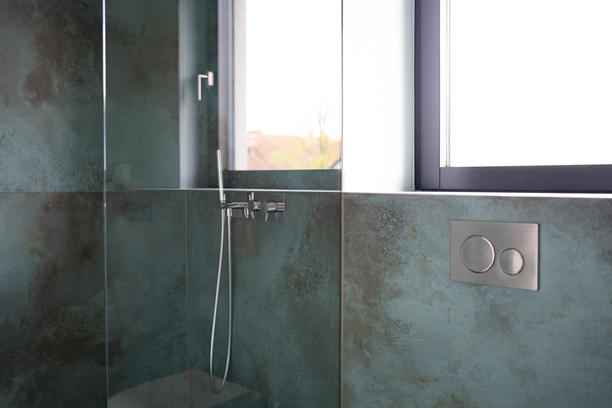 Haus LGW – Dusche mit großformatigen dunklen Fliesen