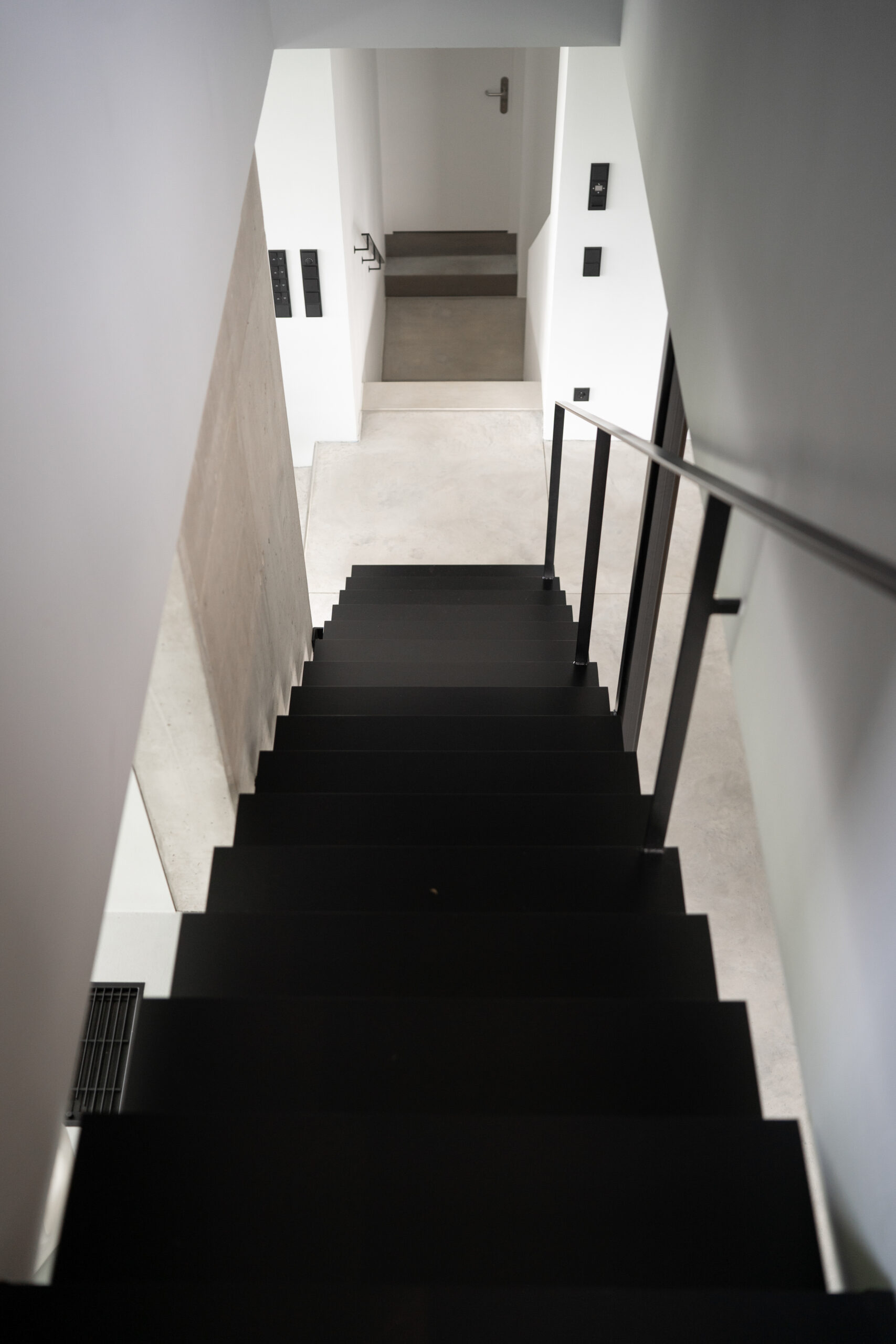 Haus LGW – schwarze Stahltreppe ins Untergeschoss